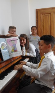 Die Stiftung finanziert ein Klavier für das Loyola Gymnasium in Prizren